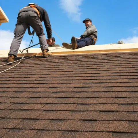 Artisan couvreur Cadillac-en-Fronsadais réalisant la pose d'une toiture en tuiles