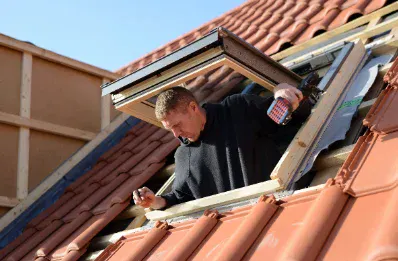 Pose de fenêtre de toit et velux par un couvreur à Cadillac-en-Fronsadais
